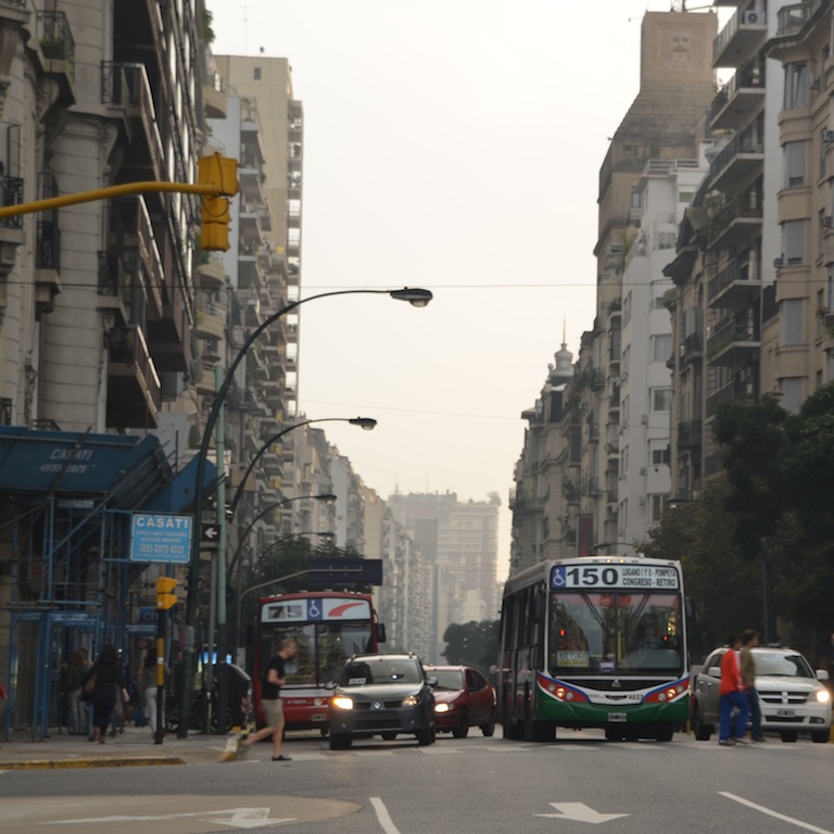 Buenos Aires Sehenswürdigkeiten: Endloses Shopping auf der Avenida Santa Fe.