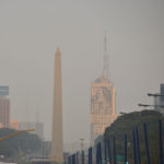 Buenos Aires und seine Viertel: Im Vorbeihuschen auf der Avenida 9 de Julio: der Obelisk und Evita. Check.