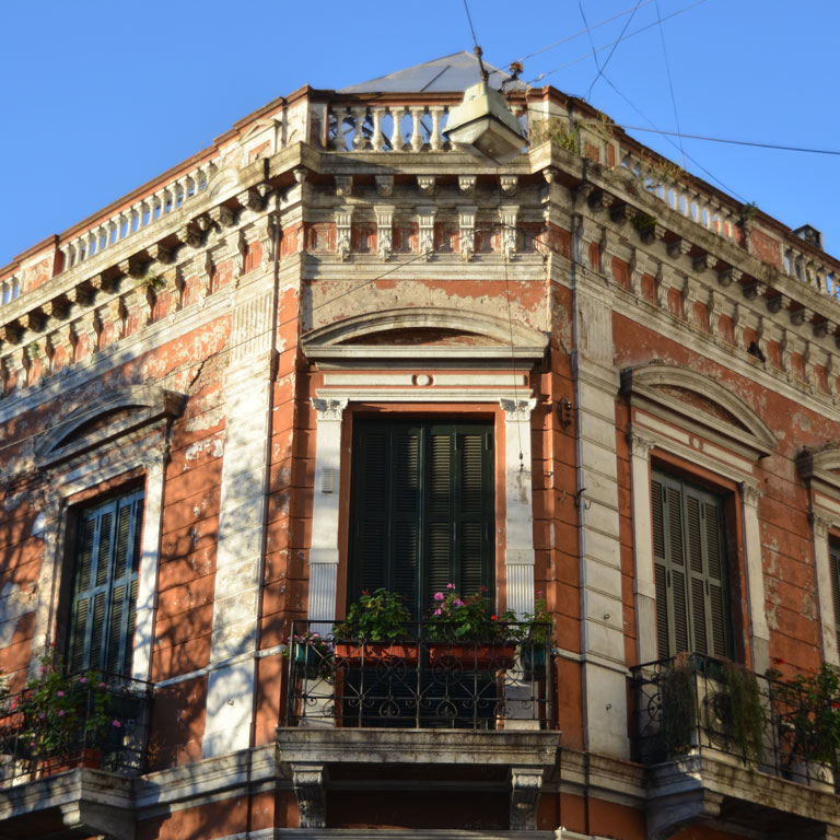 Buenos Aires und seine Viertel: Auf Souvenirsuche in San Telmo entdeckt man schönste Architektur.