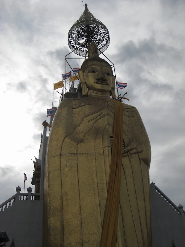 Stehender Buddha im Wat Indraviharn