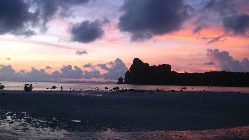Sonnenuntergang am Loh Dalam Beach auf Ko Phi Phi, Thailand