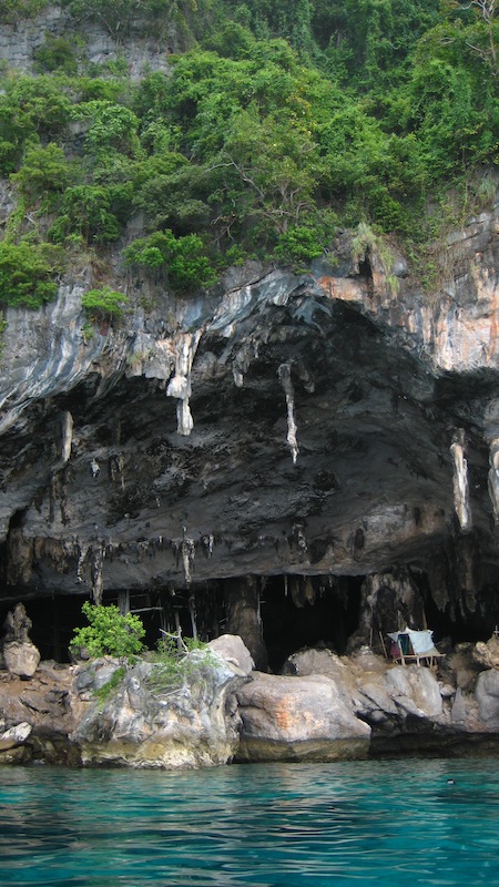 Grotten auf dem Bootstrip zum Maya Beach