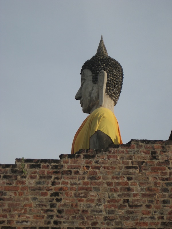 Ein lustiger Buddha im Wat Yai Chaimongkon