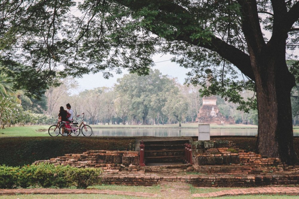 Eine der schönsten Ecken Thailand: Tempelruinen im Sukhothai Historical Park in Thailands Norden