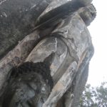 Die Buddhastatue im Wat Saphan Hin außerhalb des Sukhothai Historical Parks misst 8 Meter