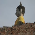 Ein lustiger Buddha im Wat Yai Chaimongkon