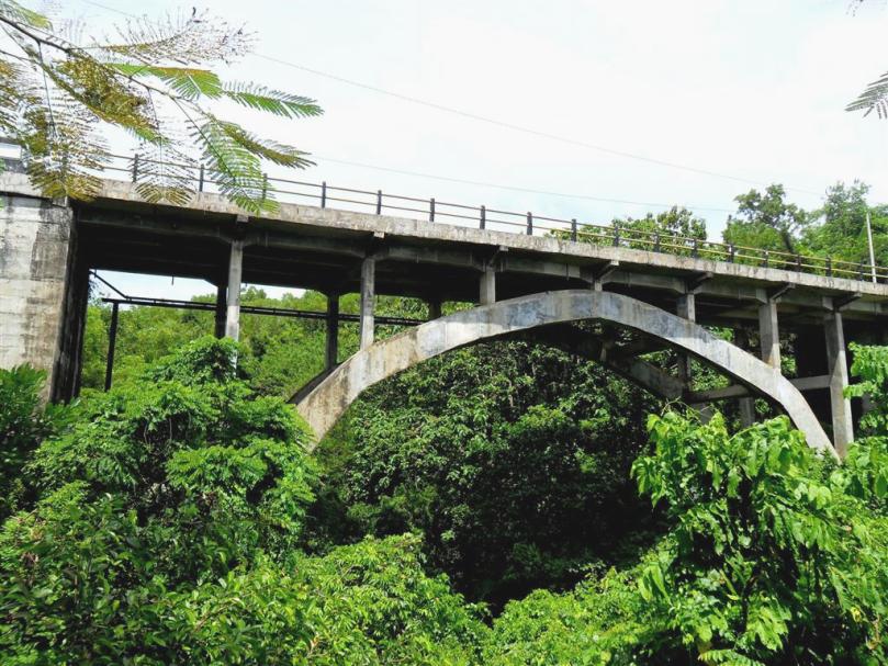 Welcome to the Jungle: Die Brücke zur Strandbucht Padang-Padang im Süden Balis