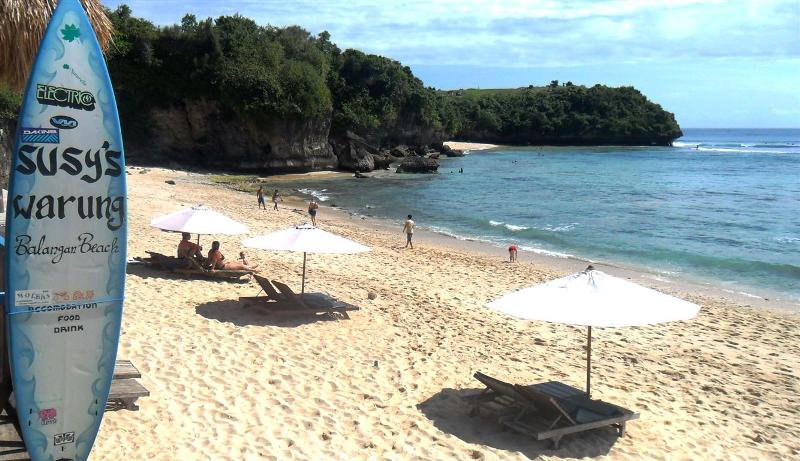 Urlaub auf Bali: Chillen, Surfen und Essen am Pantai Balangan im Süden Balis
