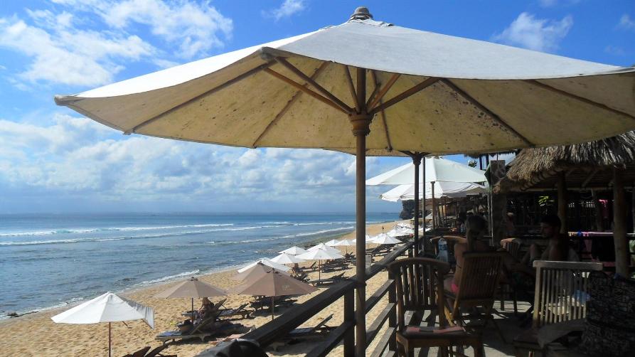 Chillige Strandbars am Balangan Beach auf Bali