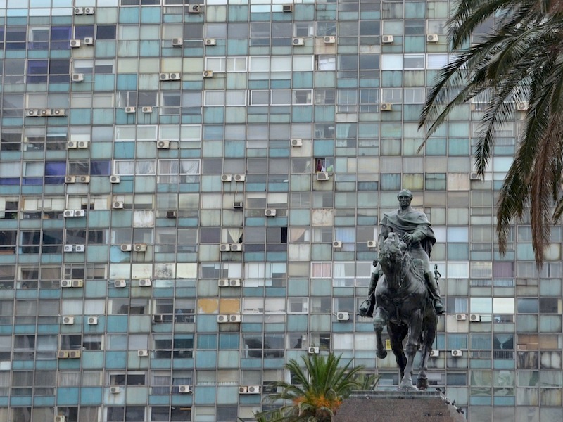 Die Statue von José Gervasio Artigas auf der Plaza Indenpendencia