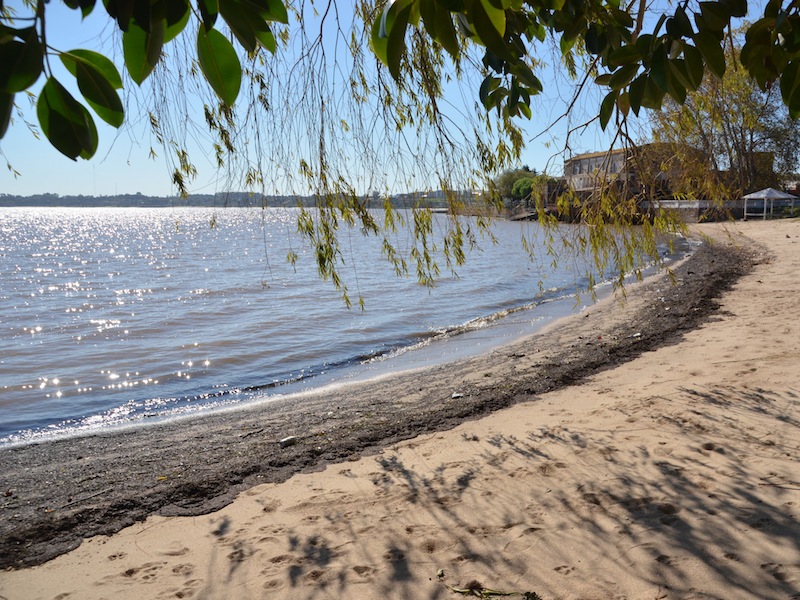 Blick vom Playa urbana del Rowing auf die Flussmündung Rio de La Plata