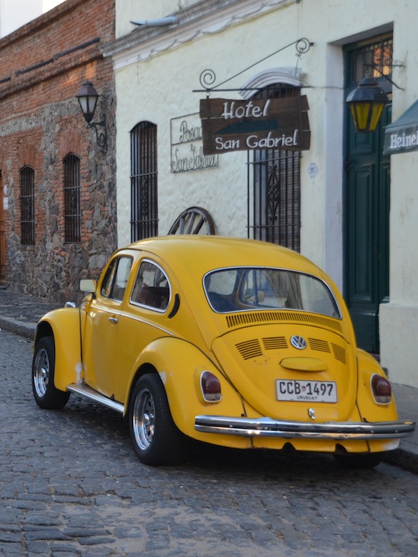 Oldtimer wie dieser VW Kaefer sind nicht nur in Colonia sondern in ganz Uruguay geliebt