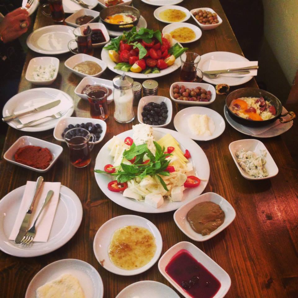 Istanbul-Frühstück im Van Kahvalti Evi, Beyoglu