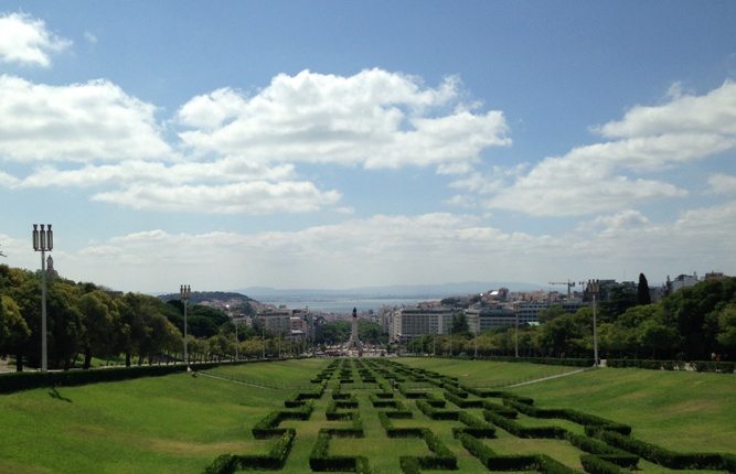 Portugal: Ausblick vom Parque Eduardo über Lissabon bis hin zum Tejo