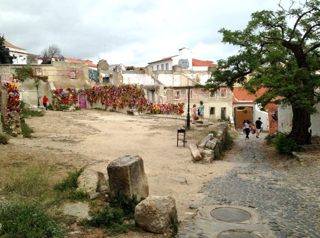 Gehört zu den Top 10 für 4 Tage Lissabon: Kunst inmitten verlassener Gebäude: Stadtteil Alfama