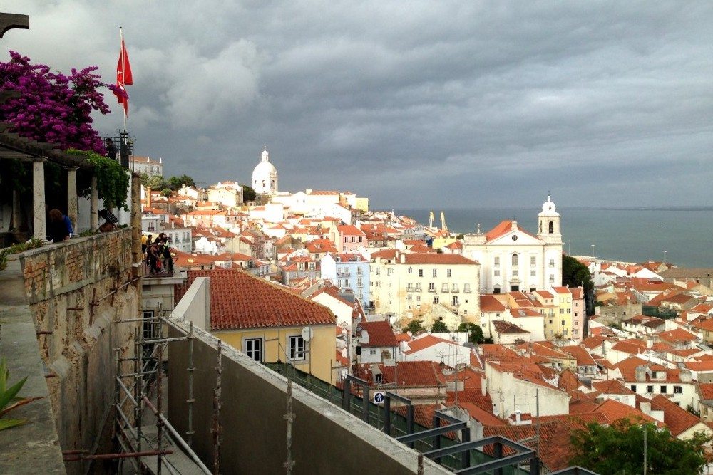 Lissabon und seine schönen Ausblicke von der Alfama - einer der Geheimtipps für 4 Tage in Lissabon