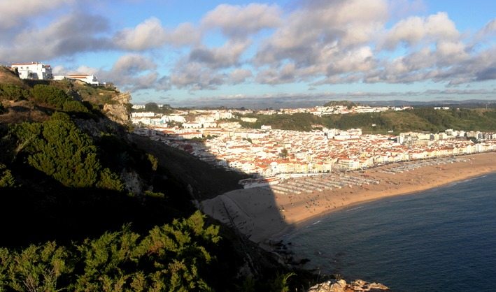 Ausblick von Sitio auf Nazaré am Atlantik in Portugal