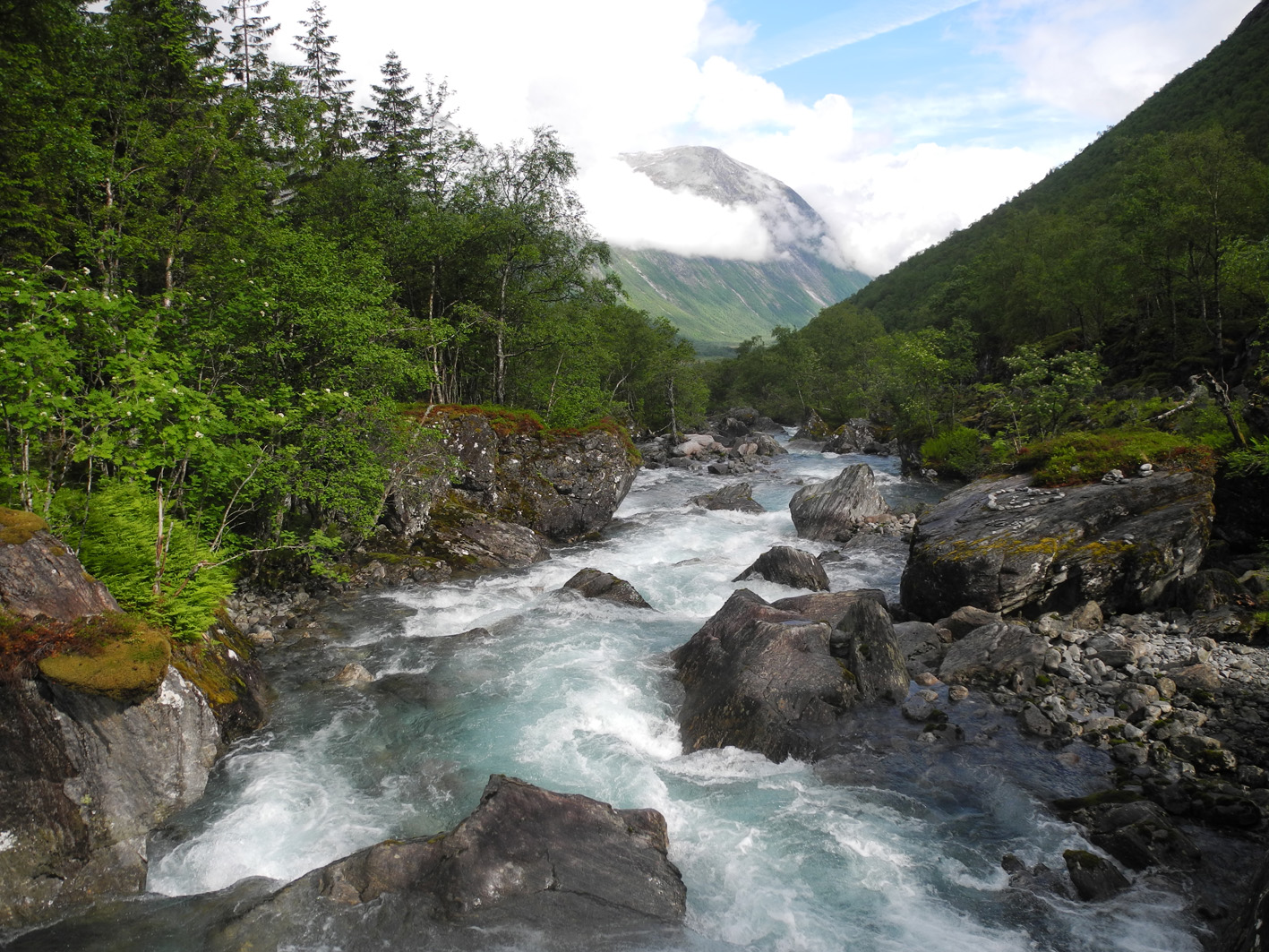Rundreise Norwegen: Wasserfall in Richtung Trollstigen