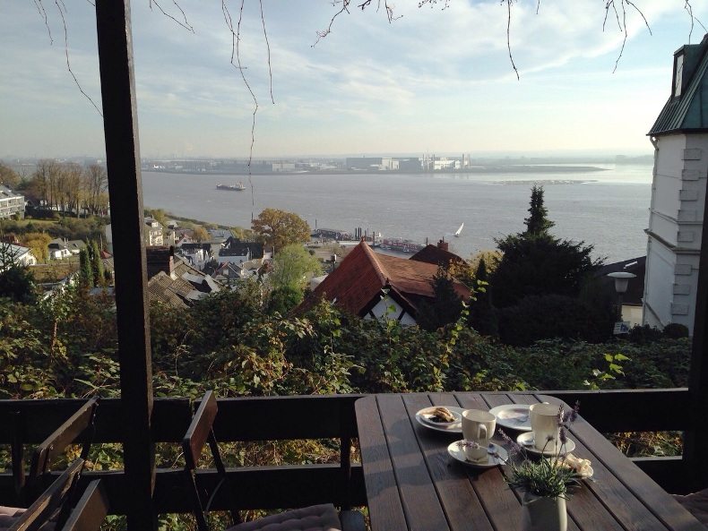 Café in Blankenese über den Dächern von Hamburg - schönster Ort und Insidertipp