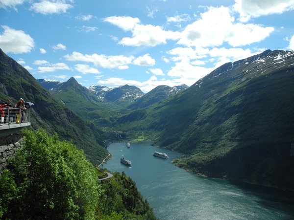 Rundreise Norwegen: Blick auf Kreuzfahrtschiffe im Geiranger Fjord