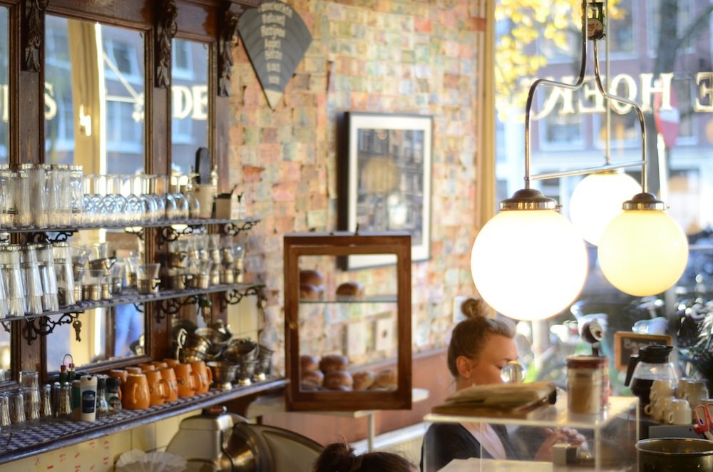 Ein typisches Café in Amsterdam: Das Koffiehuis de Hoek im Jordaan Viertel