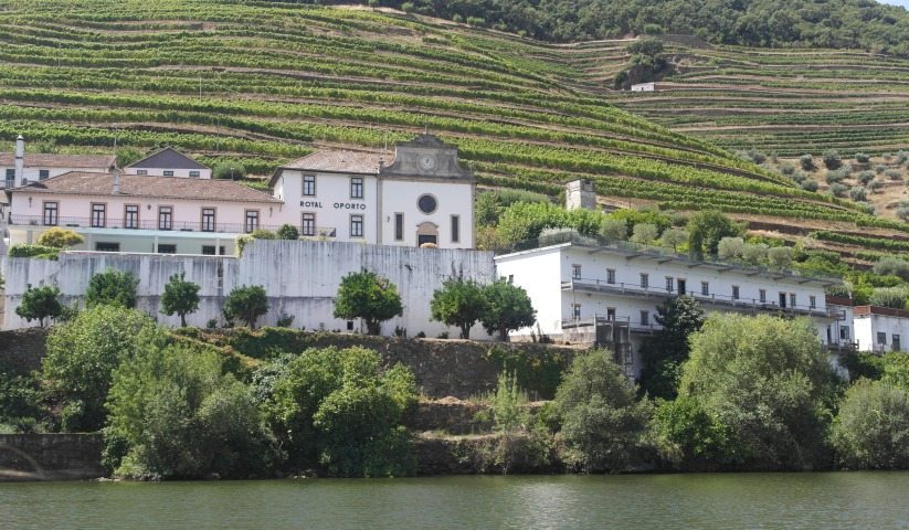 Verlassen Quintas an den Hängen in Pinhao, Douro-Tal Portugal