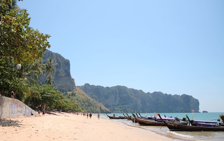 Der Blick am Strand von Ao Nang in Krabi gehört zu den schönsten in Thailand