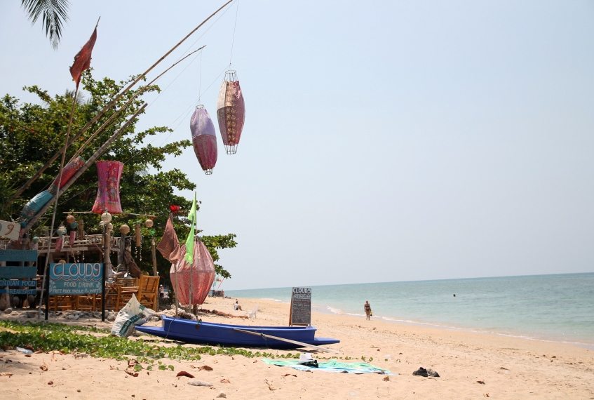 Wunderschöner Khlong Kong Beach auf Koh Lanta bei Flut