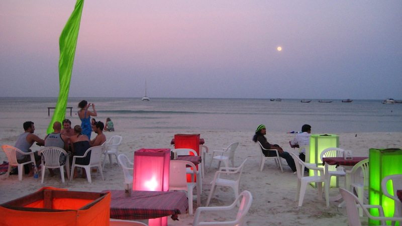 Enspannte Atmosphäre am Haad Rin Strand wenn keine Full Moon Party stattfindet