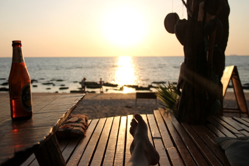 Günstig reisen und mehr Urlaub machen - wie hier, am Strand von Koh Lanta in Thailand