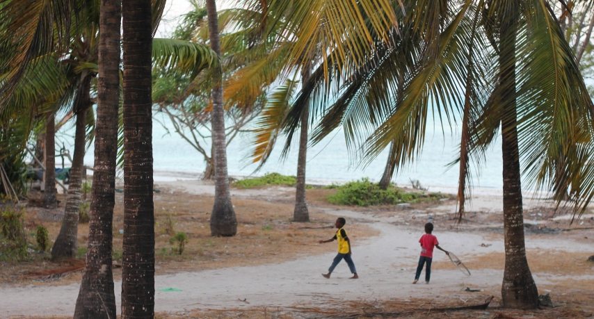 Jungs spielen am Strand von Pingwe auf Sansibar