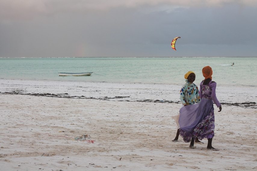 Kinder spielen am Strand von Paje auf Sansibar