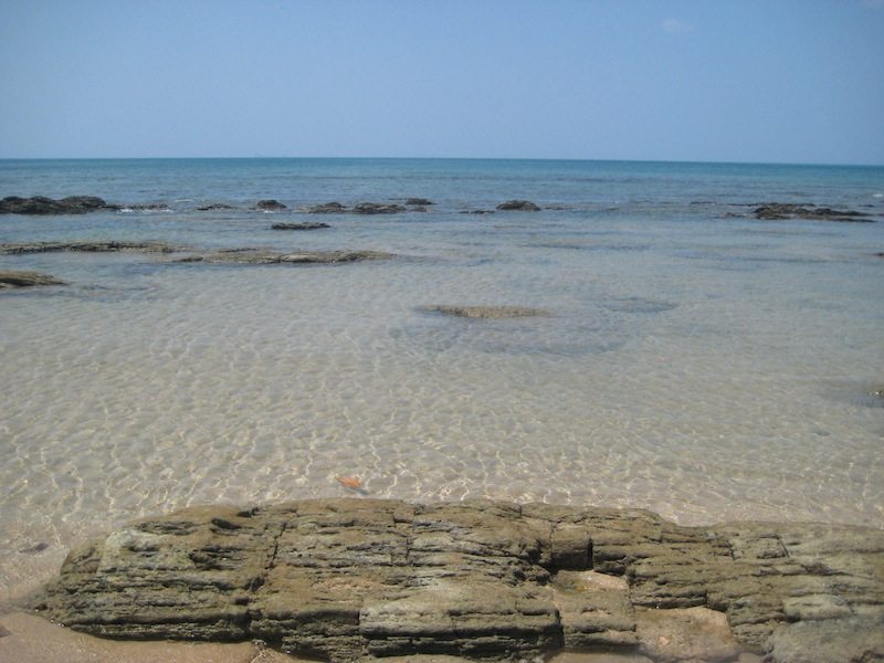 Einsamer aber steiniger Strand: Der Klong Hin