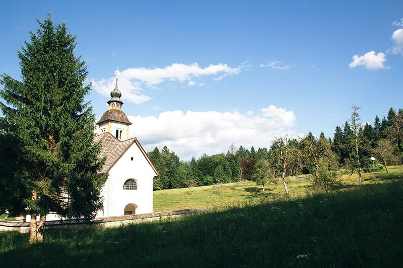 Die Kirche am See Bohinj in Slowenien