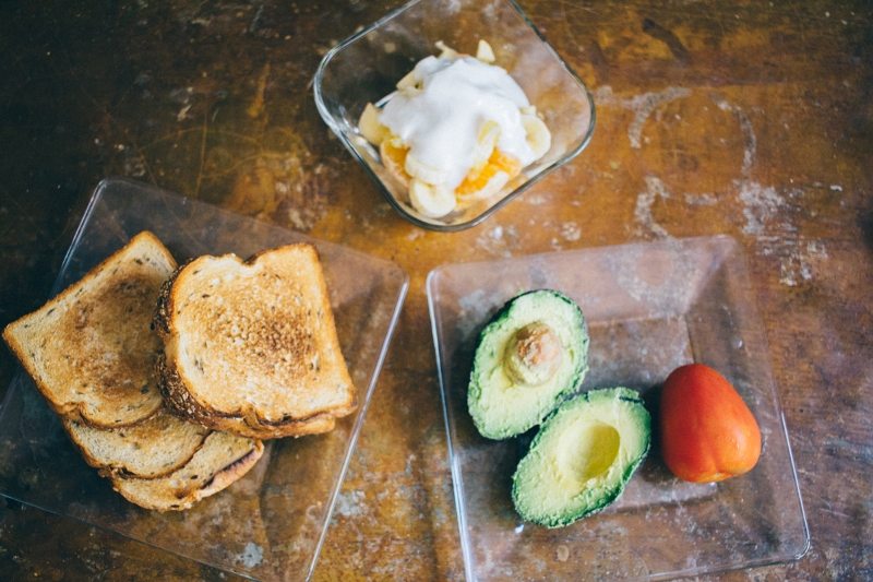 Tägliches Frühstück in unserem Airbnb: Früchte, Toast und Avocado