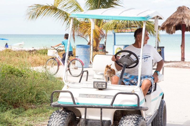 Fahrräder und Golfcards auf der Insel in Mexiko