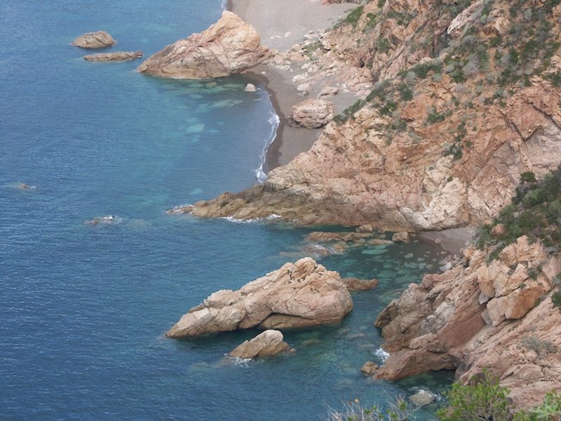 Steilküste bei Porto an der Westküste Korsikas