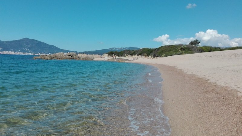 Am Strand in Porticcio beim Tour de Capitello an der Westkueste Korsikas
