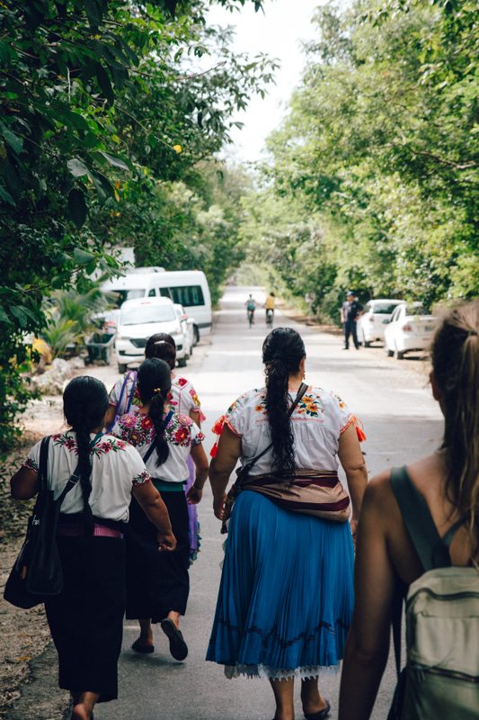 frauen mit typisch mexikanische trachten auf dem weg zum strand von tulum