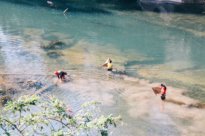 einheimischer fischen am spring river resort kong lor
