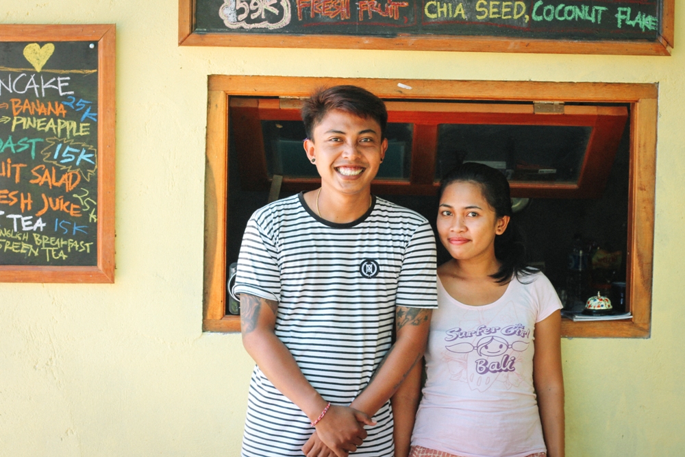 Putu und Ayu in ihrem Restaurant Penida Espresso auf Nusa Penida, Bali