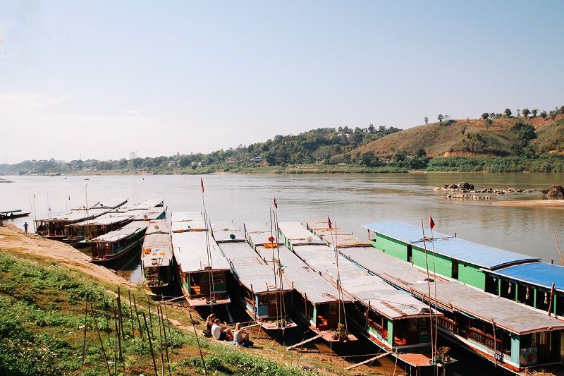 Am Hafen von Houay Xai in Laos - warten auf das Slow Boat