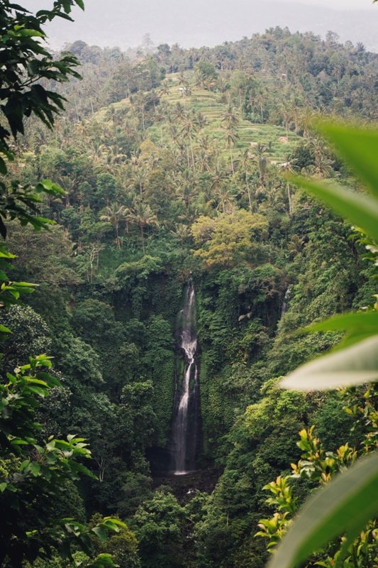 Wasserfall bei Lemukih in Nordbali ist ein Geheimtipp für eine Bali Backpacking Route
