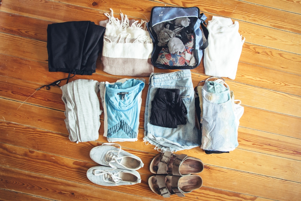 Weltreise Packliste für Frauen - alle Klamotten im Handgepäck