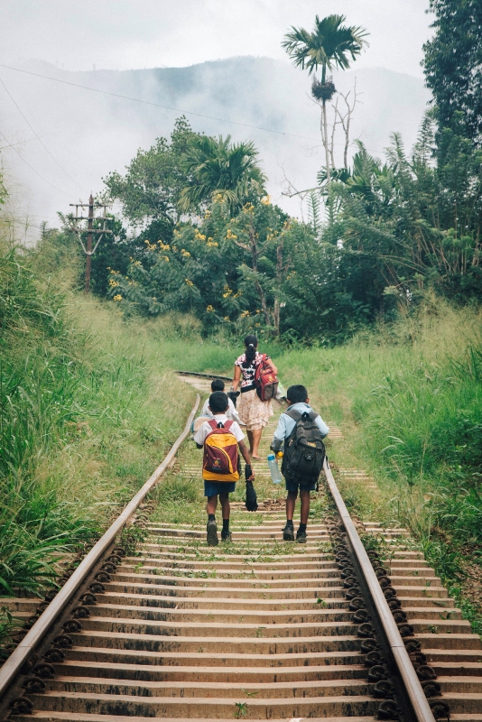 Nachhauseweg in Ella - auf den Schienen in Sri Lanka