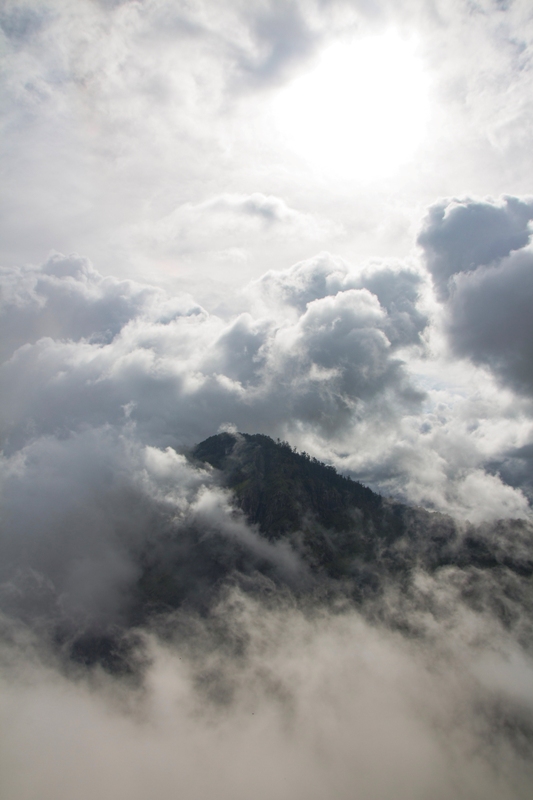Wolken und Berge auf unserem Sri Lanka Backpacking Trip im Hochland in Ella