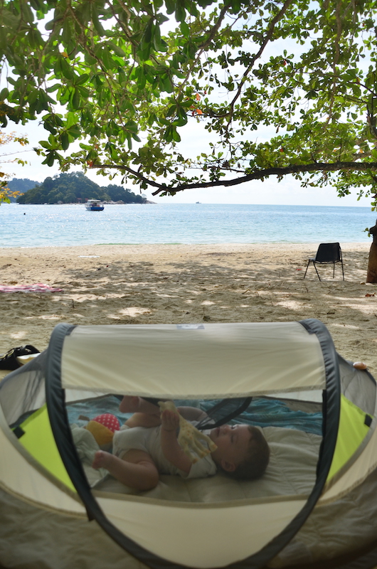 Backpacking mit Kind: Ein Baby-Reisebett von Deryan erwies sich als super praktisch