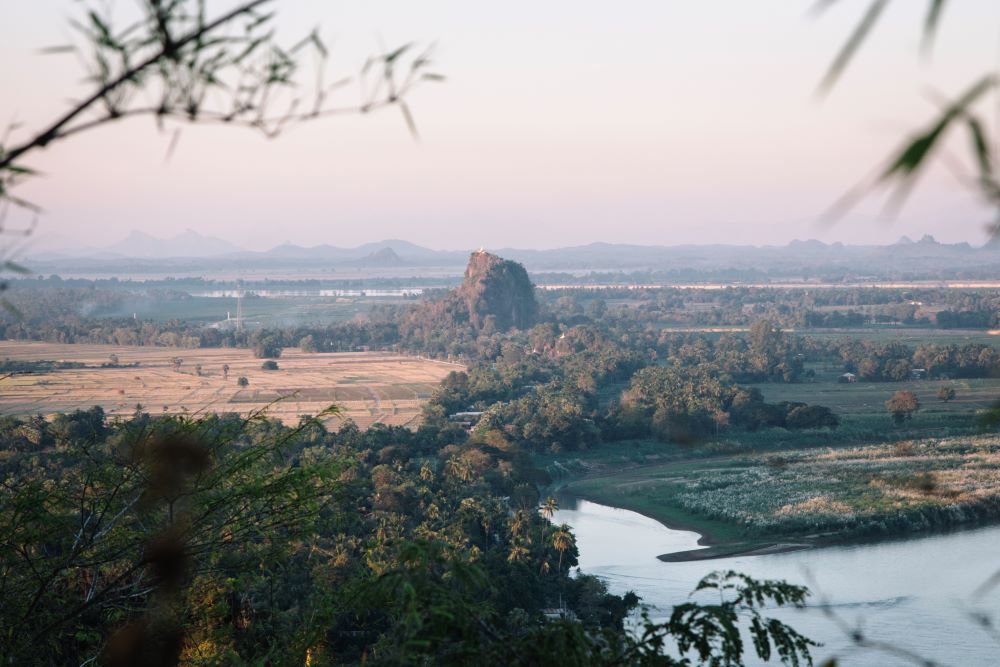Sonnenuntergang vom Mount Papu in Hpa-An - ein Highlight und Insidertipp für Myanmar Backpacking Route