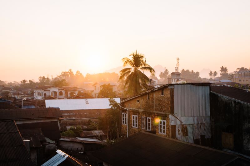 Pha-An war ein Highlight auf unserer Myanmar Backpacking Route - der Blick von unserer Dachterrasse