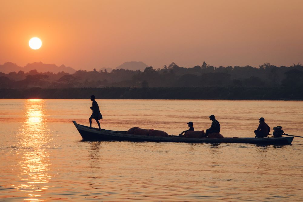 Pha-An war ein Highlight auf unserer Myanmar Backpacking Route - besonders zum Sonnenuntergang auf dem Fluss